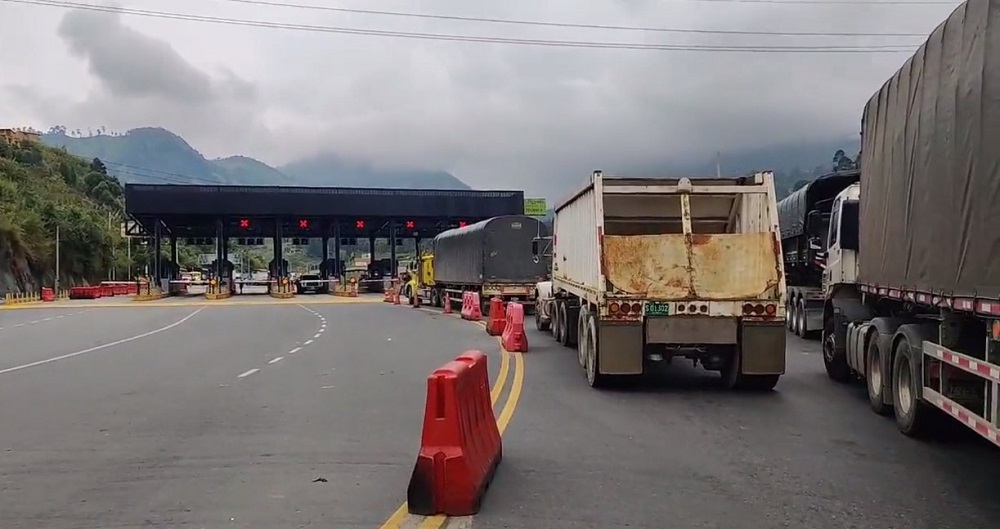 Por alto precio del peaje, camioneros bloquearon la vía Santa Fe- Medellín