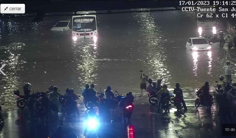 Inundación en el soterrado de Parques del Río: un bus y dos carros quedaron atrapados