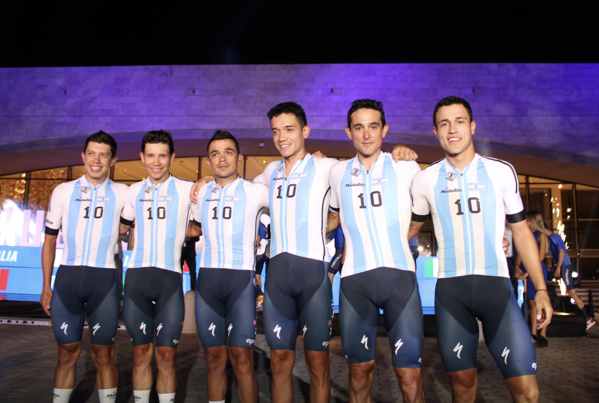 Team Medellín rindió tributo al campeón del Mundial de Fútbol