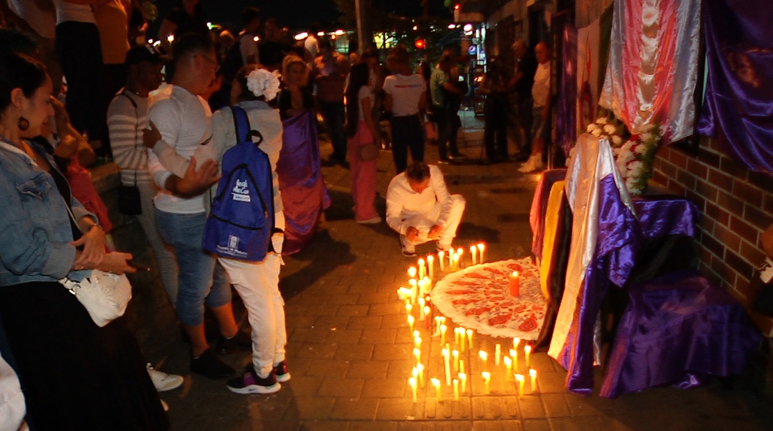 Con velatón rechazaron el asesinato de 'La Gata', mujer líder de la población LGTBIQ+