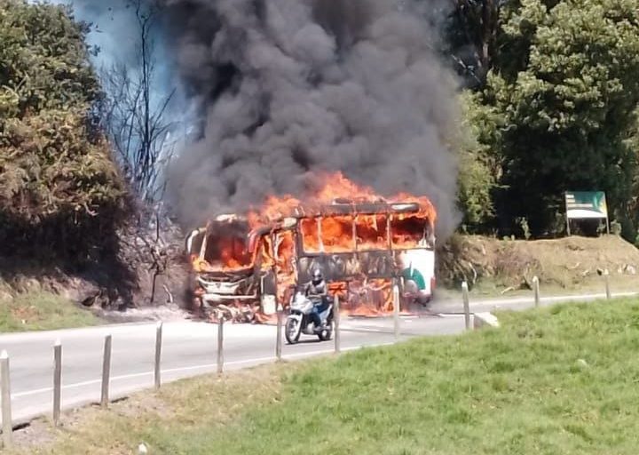 [Video] Choque entre bus y motociclista, termina en incendio, en Santa Rosa de Osos