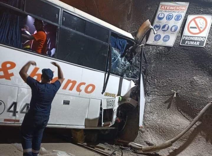 Un bus se accidentó al interior de Hidroituango