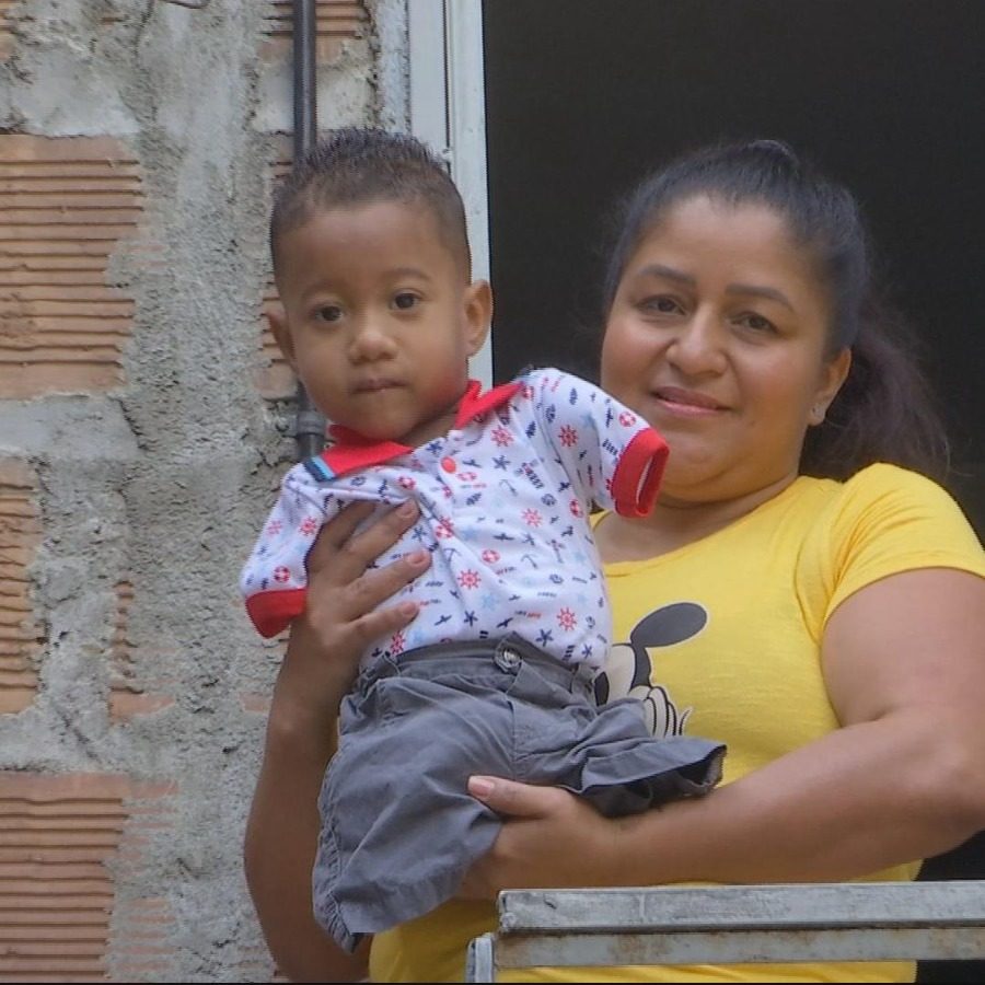 Niño de 3 años pinta y dibuja con la boca