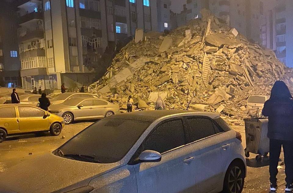 Videos: Momento exacto en el que caen algunos edificios en terremoto de Turquía