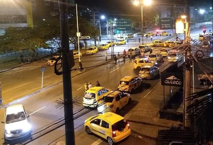 Fotos y videos: Desde muy temprano hay bloqueos por paro de taxistas en el Valle de Aburrá