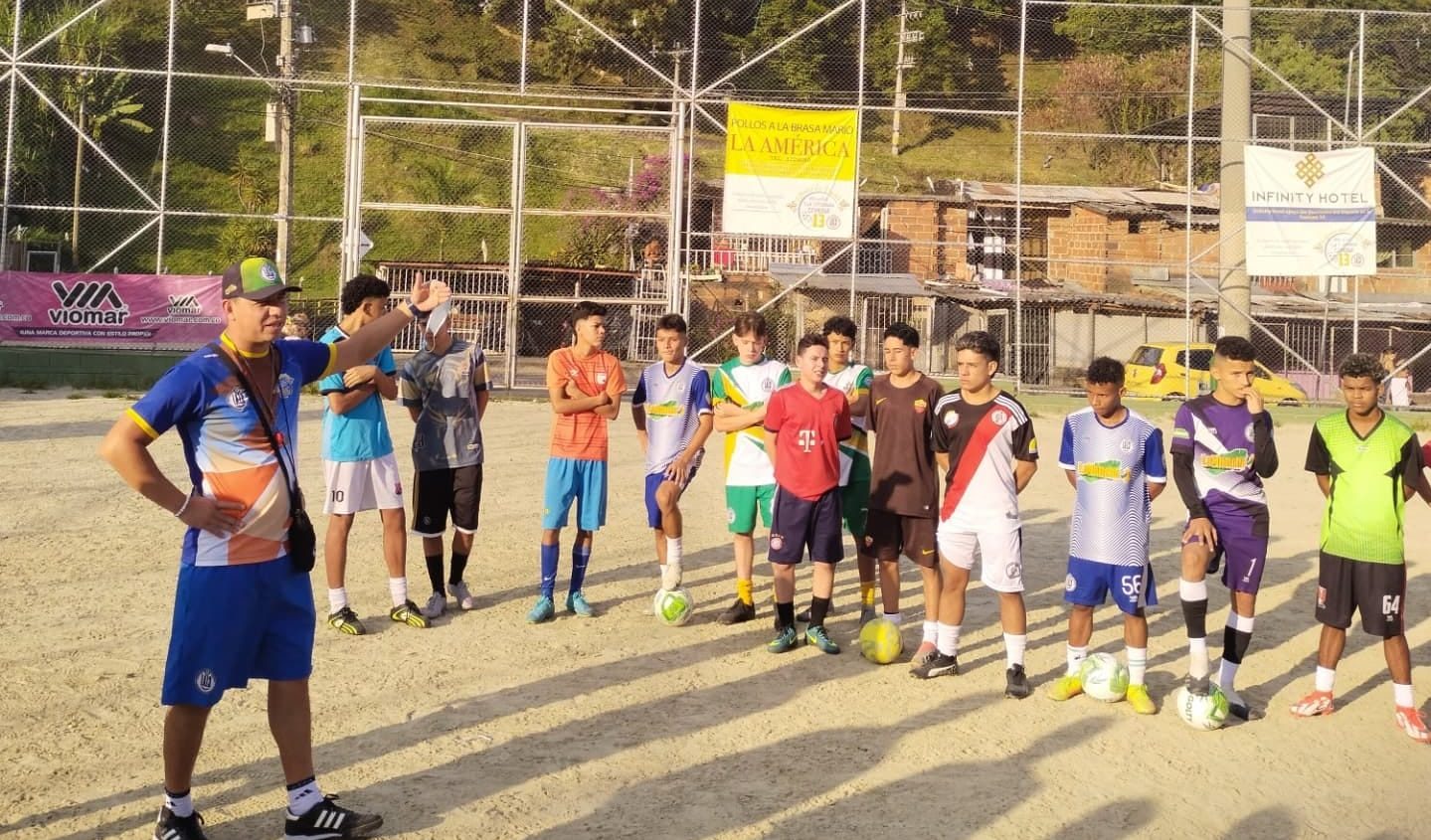 La Escuela de Fútbol de la comuna 13 recibió donación de Karol G