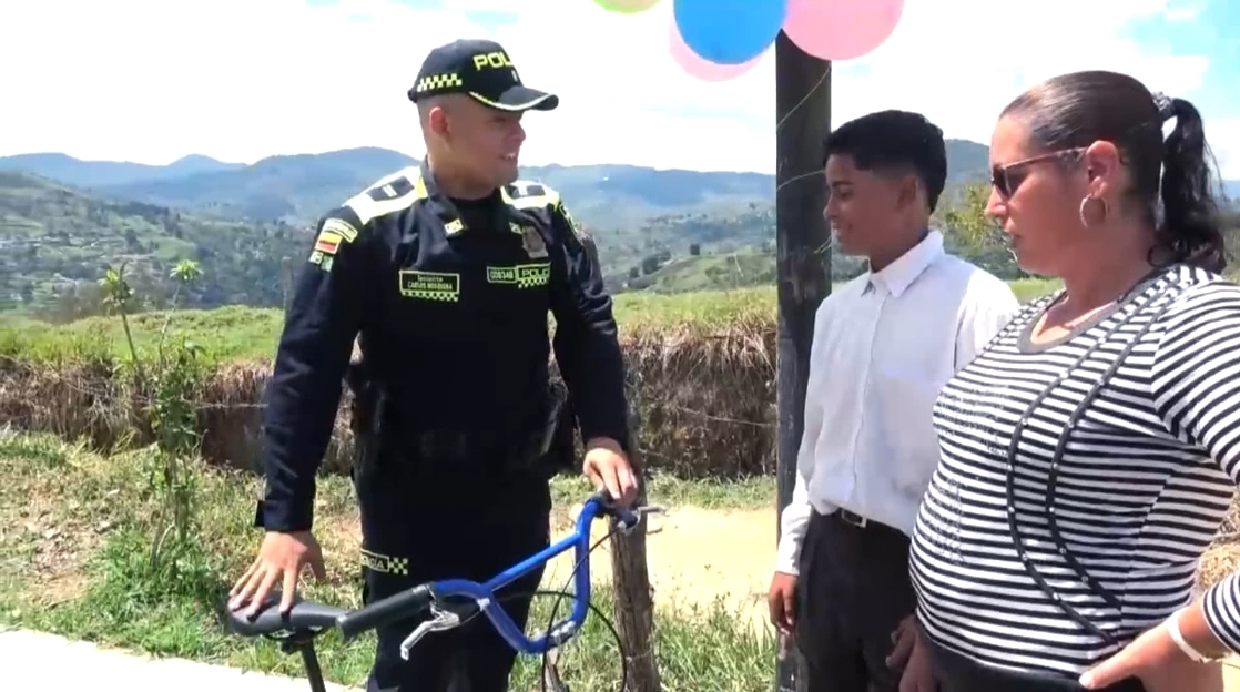 Policía entregó bicicletas a niños y niñas en Yarumal para garantizar su estudio