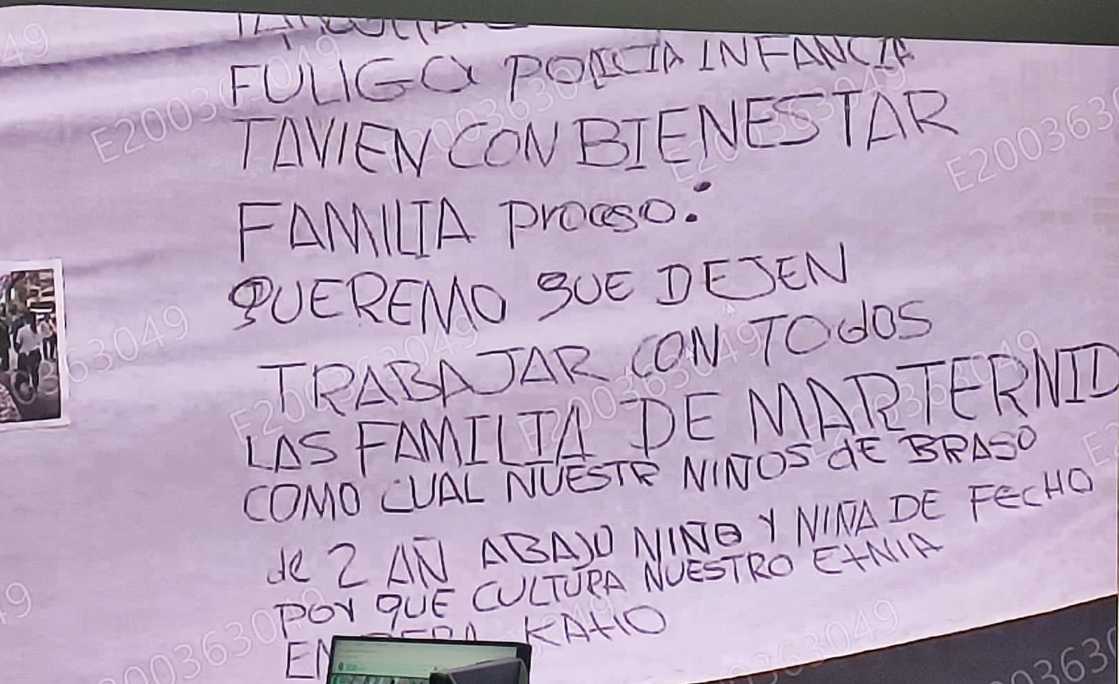 Indígenas se metieron a la Alcaldía a protestar porque no los dejan trabajar con los niños