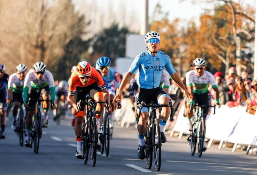 Llegó la primera victoria del año del ciclismo colombiano en Europa
