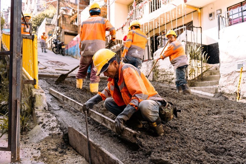 Medellín mejora sus vías en concreto para garantizar la movilidad