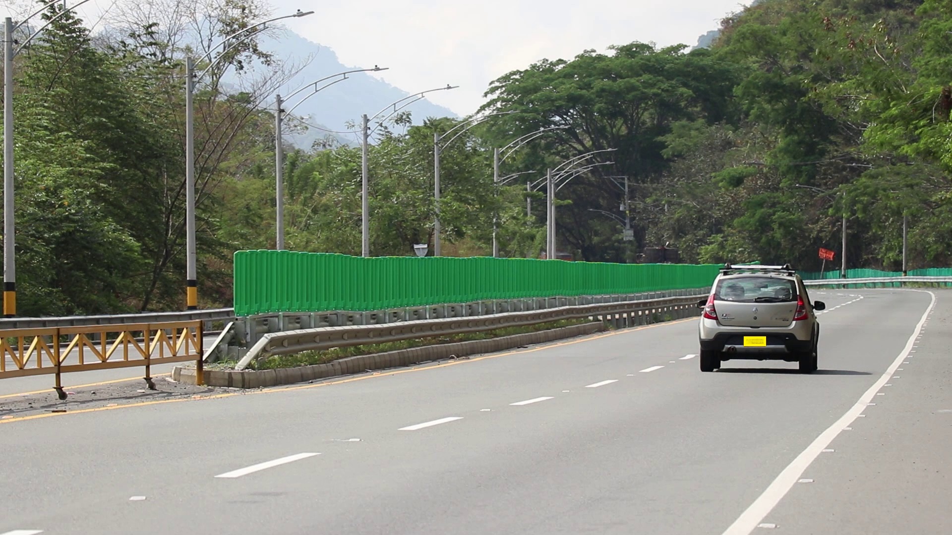 Con barreras antideslumbramiento buscan mejorar seguridad en la Autopista Mar 1