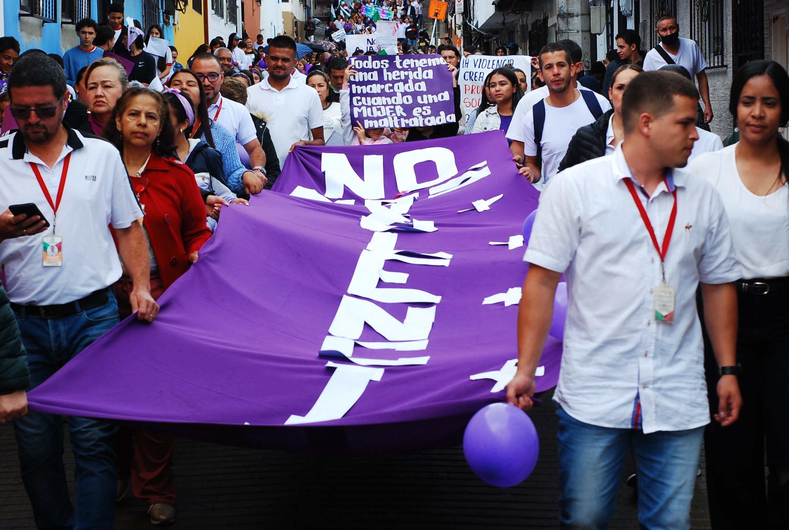 Fredonia marchó para rechazar el intento de homicidio a una maestra