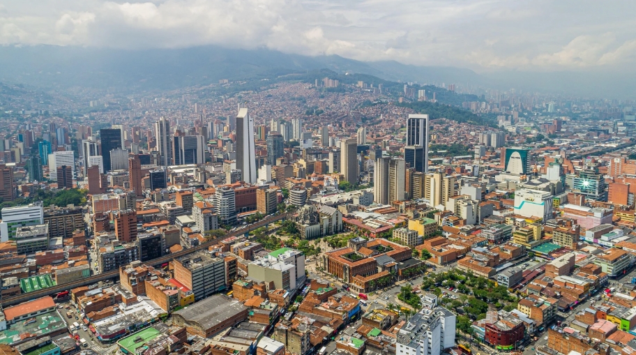 Alcaldía acelera obras en colegios públicos de Medellín