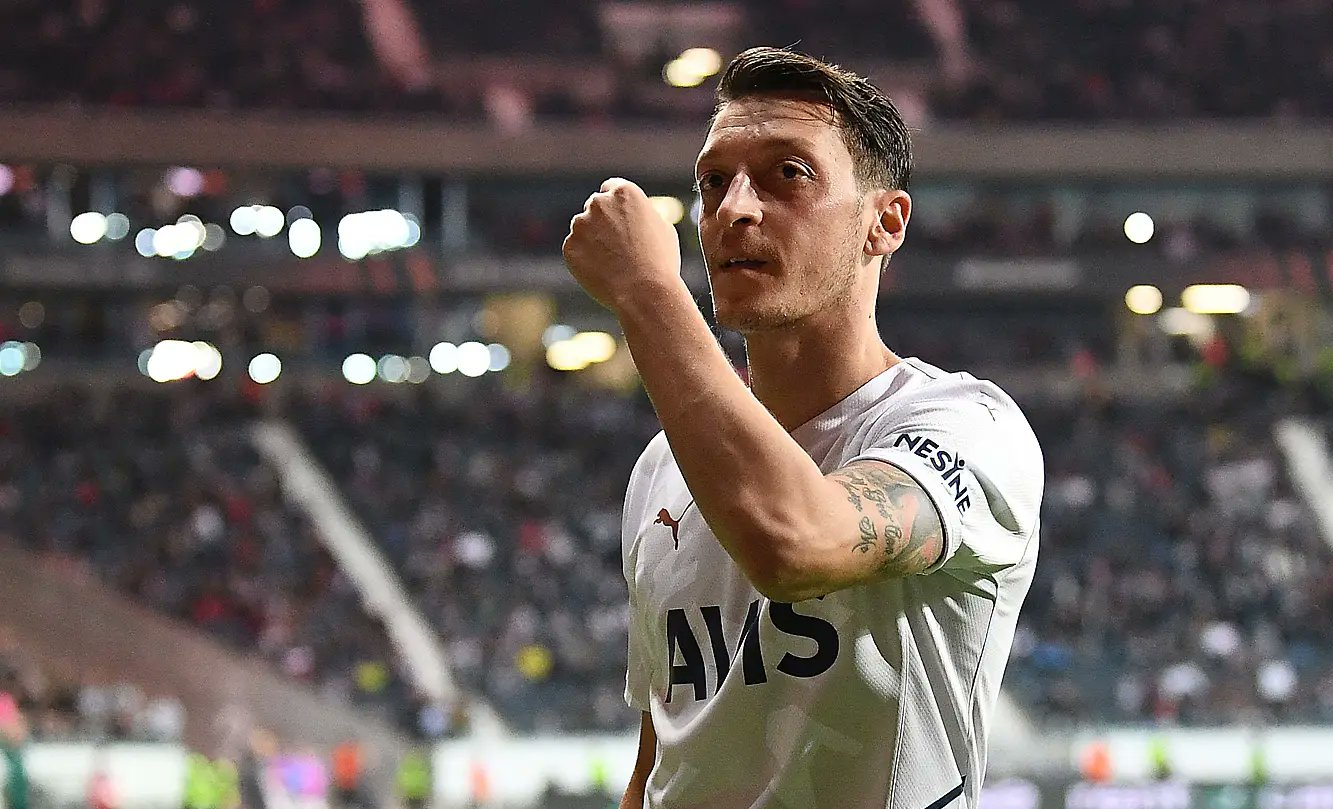 Mesut Ozil  le dice adiós al fútbol