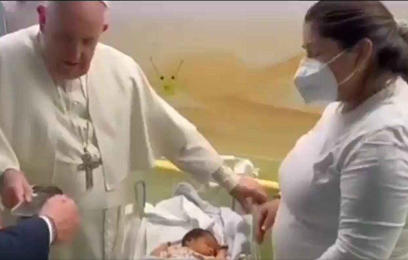 (Video) Papa Francisco bautiza un niño en el hospital donde está recluido