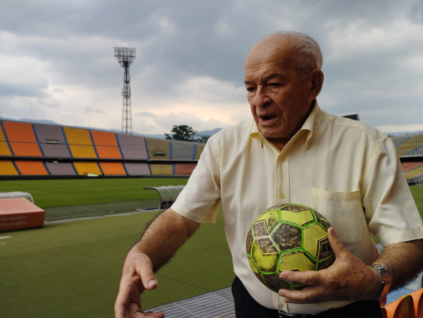 Él es don Rodrigo Ospina, anotador del primer gol en el Atanasio Girardot