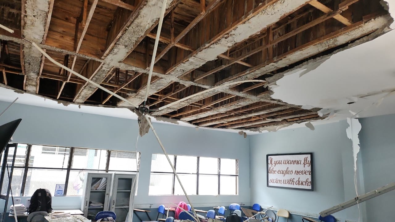 [FOTOS] Se cayó el techo de un colegio del Doce de Octubre, hay lesionados