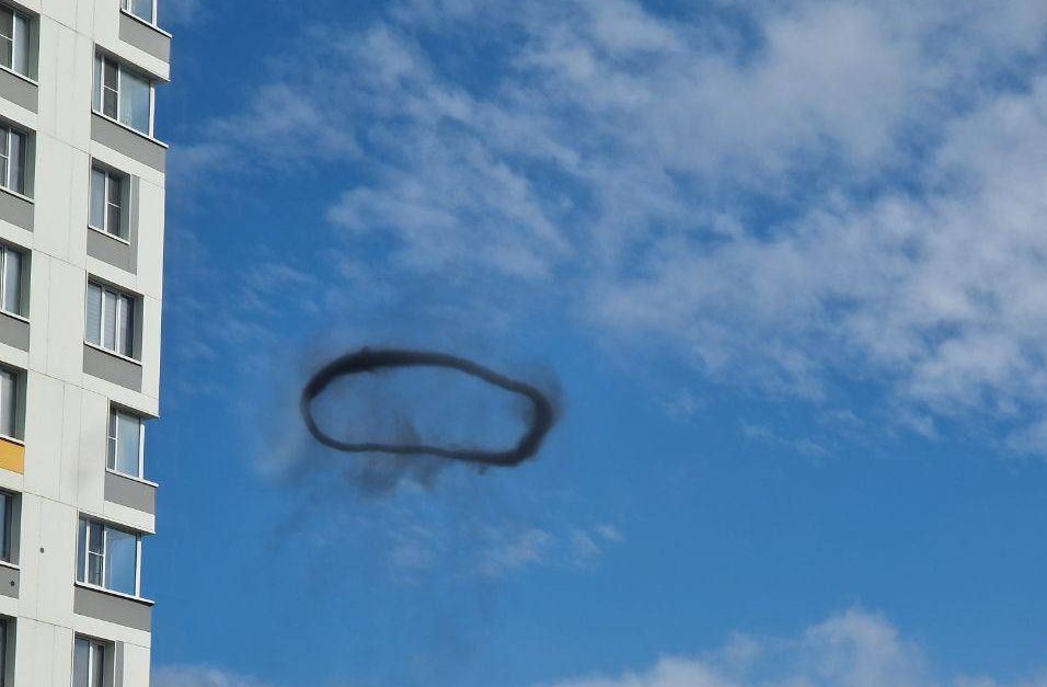 [Video] ¡Aterrador! anillo negro se posó en cielo ruso