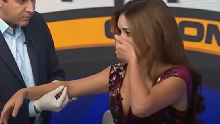 [Video] ¡Qué susto! presentadora de farándula colombiana se desmaya en pleno set