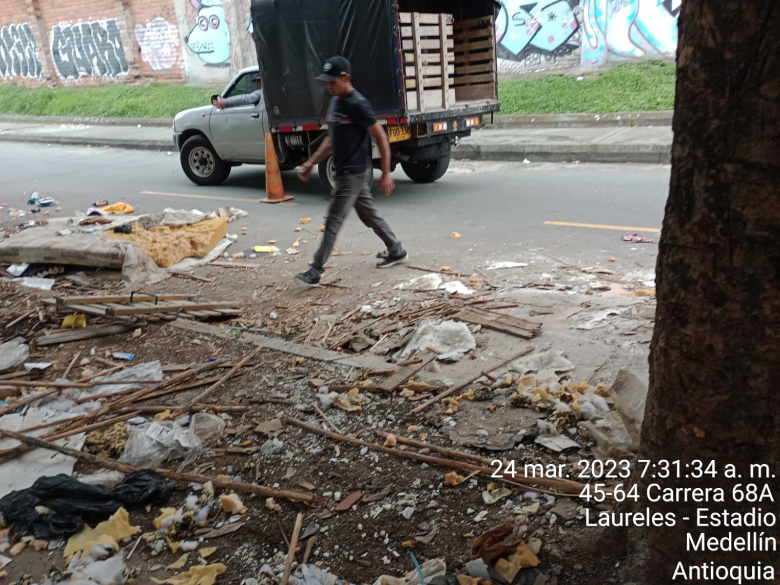 ¡Lleve su multa! Los capturaron infraganti tirando escombros en Medellín
