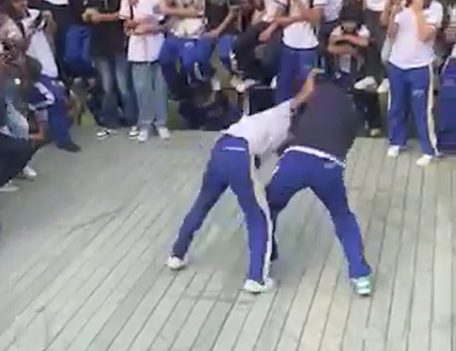 Video: ¡Vuelve y juega! Dos estudiantes se fueron a los golpes en un colegio