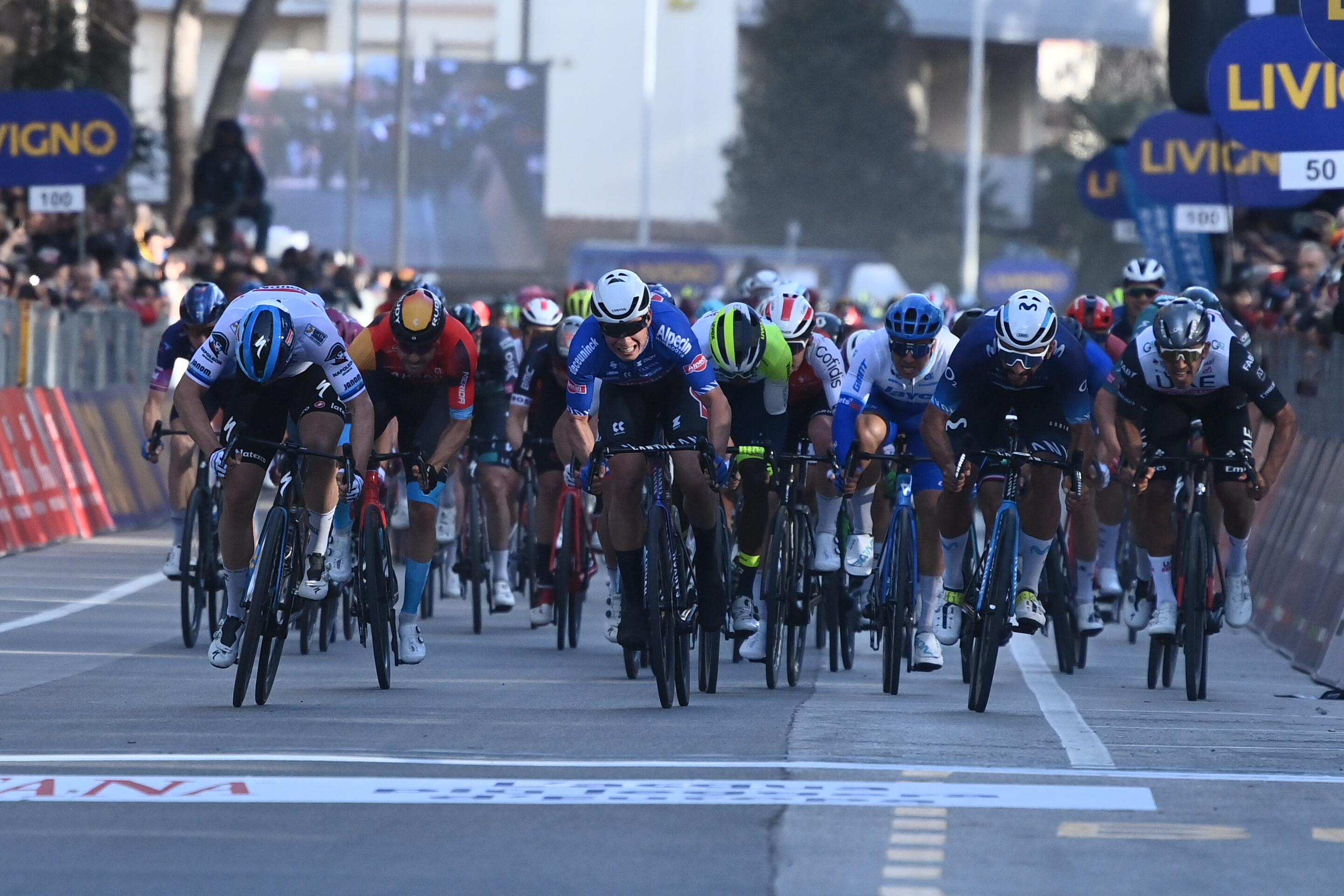 Fernando Gaviria a milímetros de la victoria de etapa en la Tirreno  Adriático
