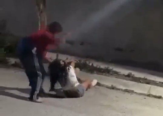[Video] Madre golpea a su hija para 