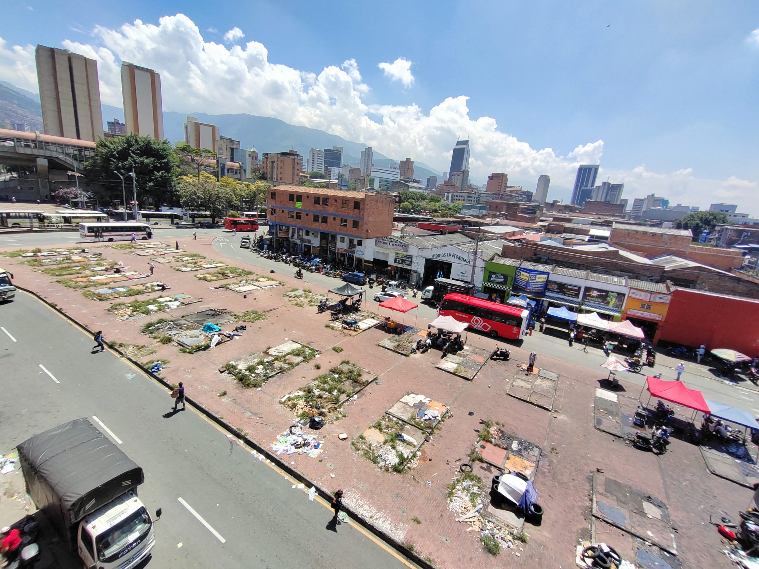 ¡No va más! Desmontarán plataforma del Bazar de Los Puentes en Medellín