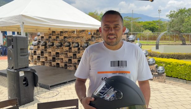 Concejal de Girardota regala cascos a mototaxistas
