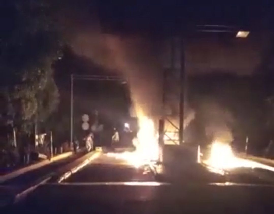[Video] Manifestantes queman peaje en Tarazá