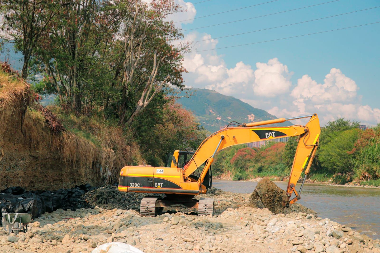 Maquinaria amarilla trabaja en socavación del rio Medellín 