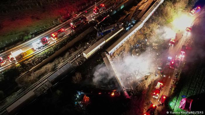 [Imágenes] Más de 30 personas muertas por accidente de tren en Grecia