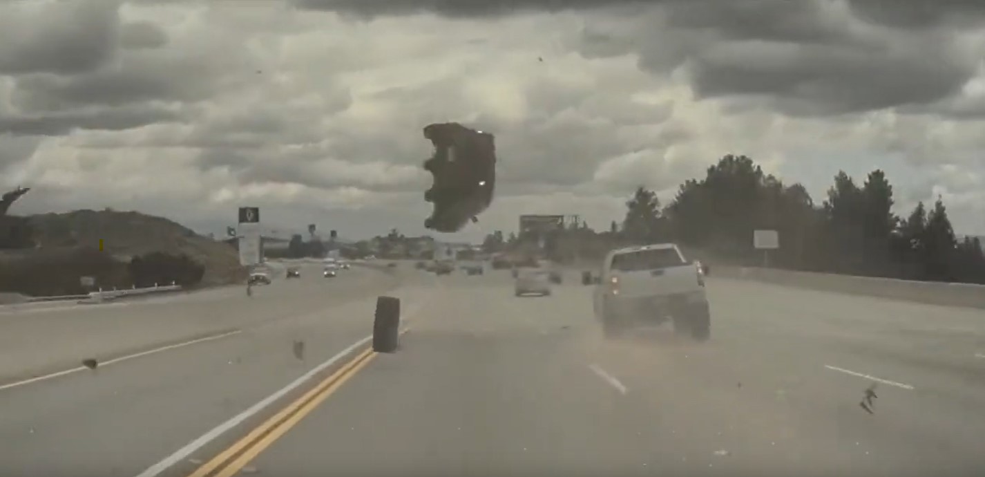 [Video] ¡Increíble! Una llanta en la vía puso a volar a un carro