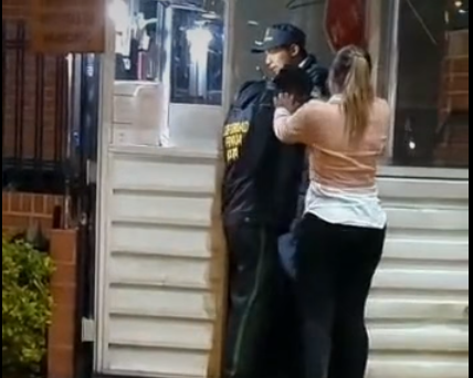 [Video] Mujer ebria la cogió contra los celadores de una unidad y los 'cascó'