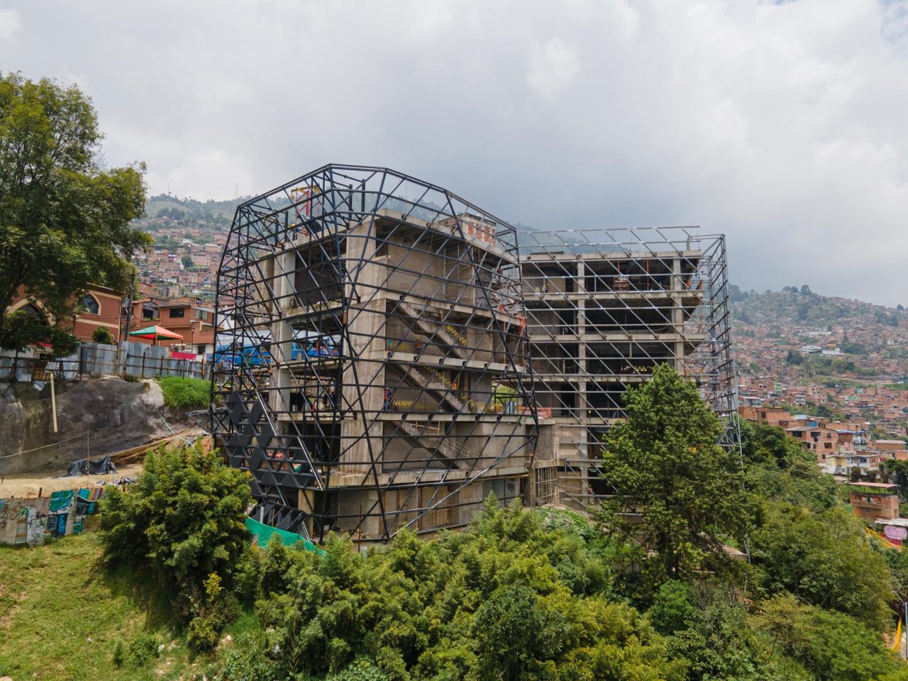 Alcalde de Medellín entregó análisis pericial de la Biblioteca España