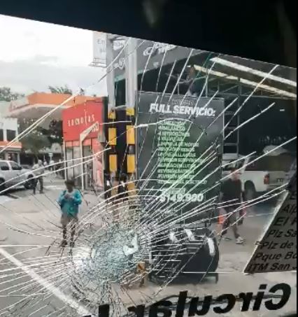 Video: Taxista la emprende contra bus en San Juan