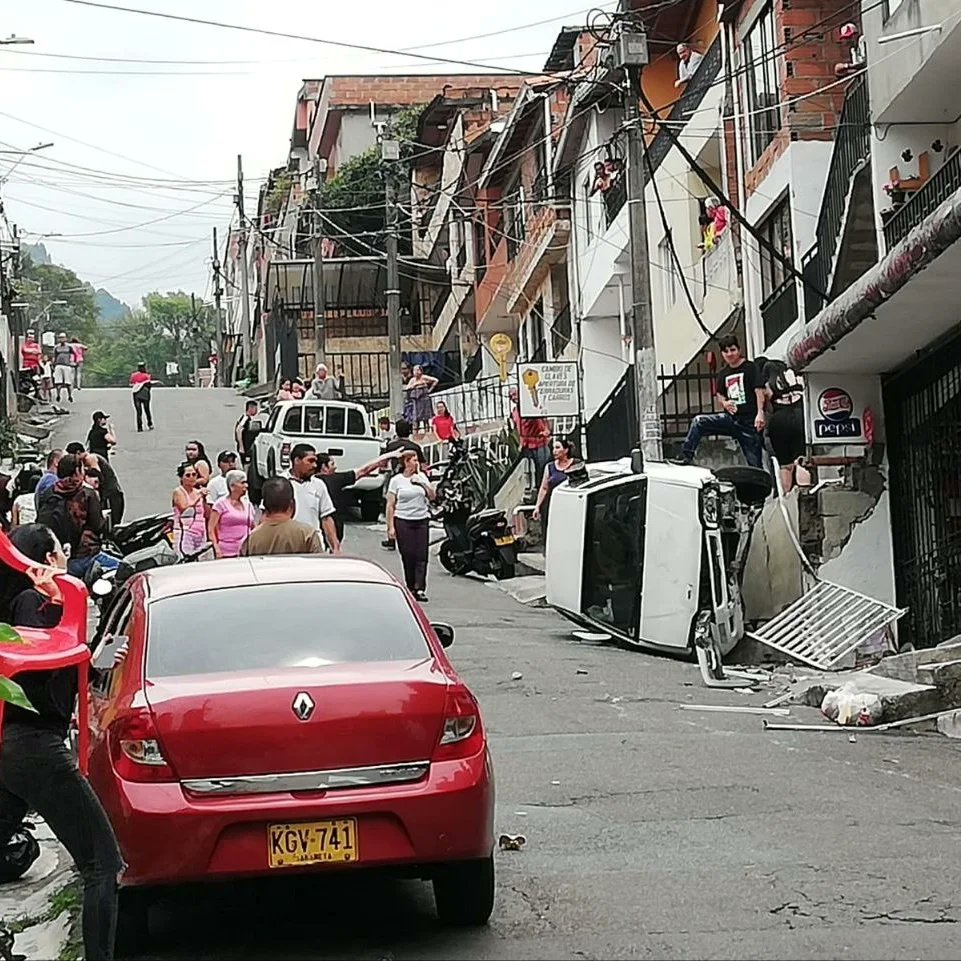 Carro sin frenos resultó en una casa en Florencia