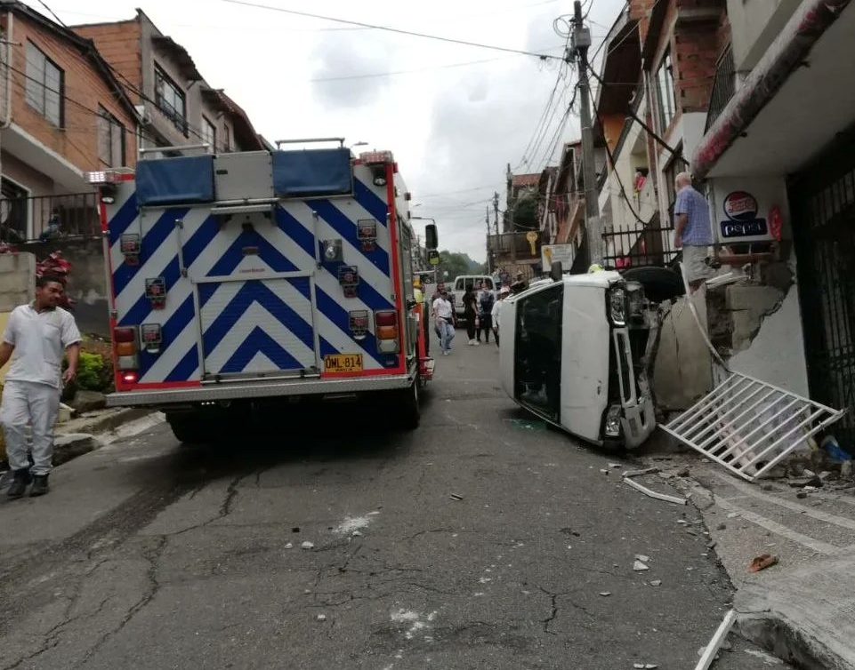 [Fotos] Carro sin frenos resultó en una casa en el barrio Florencia, en Medellín