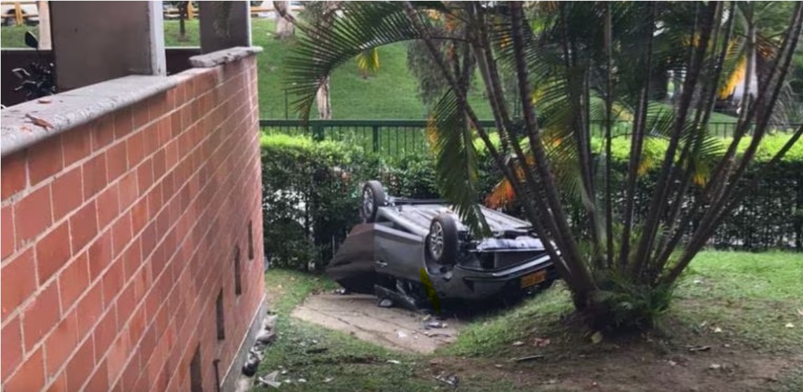 [Video] Carro cae desde el tercer piso de un parqueadero en Medellín