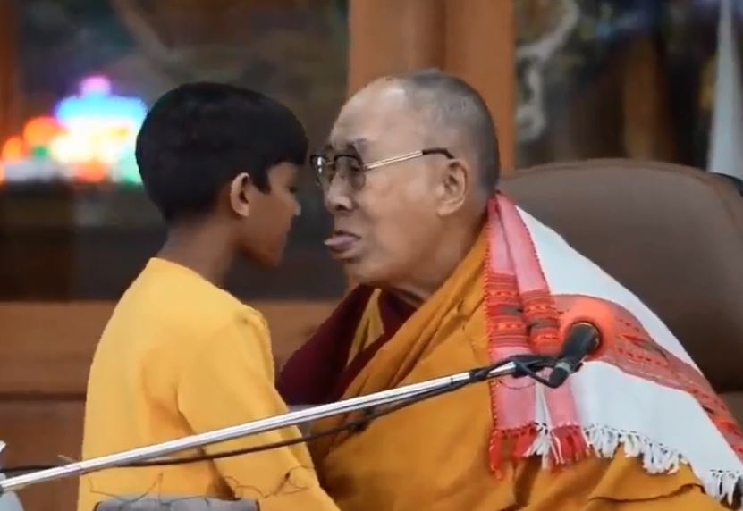 [Video] Dalai Lama conmociona al mundo tras besar a un niño en la boca