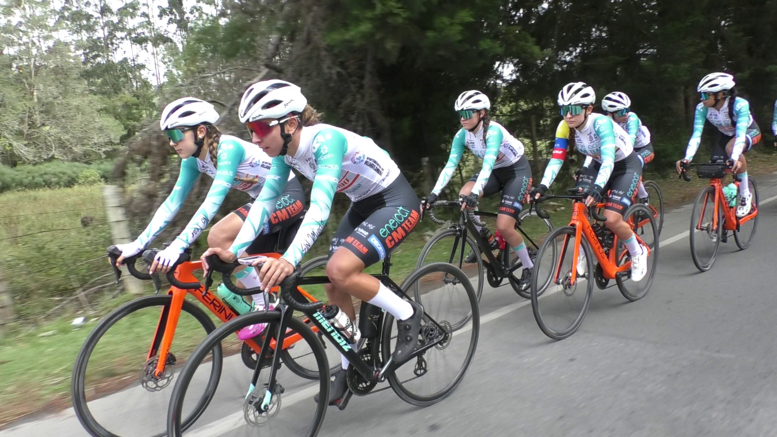 Equipo de ciclismo Eneicat entrena para vuelta a España femenina