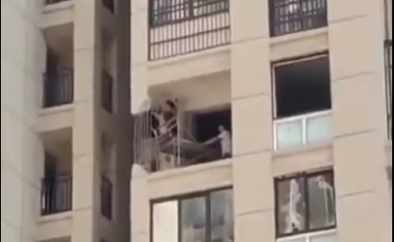 [Video] ¡Qué peligro! Quitaron una columna de un edificio