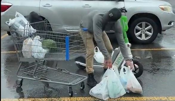 (Video) Hombre se hace viral por la forma en que transporta el mercado