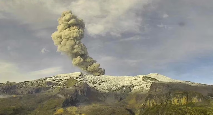 ¡Atención! Reportan caída de ceniza en el volcán Nevado del Ruiz