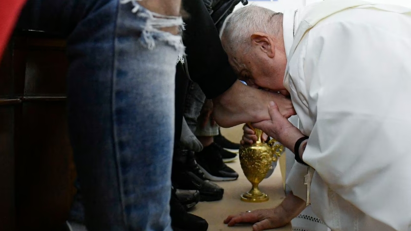 El papa Francisco lavó y besó los pies de 12 jóvenes presos