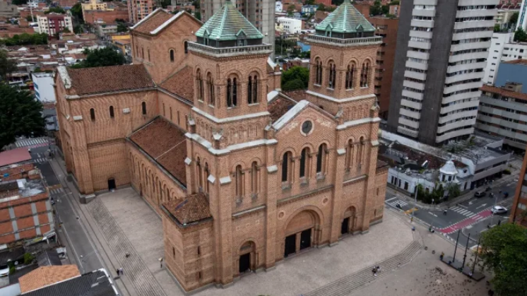 Turistas visitan la Catedral Metropolitana en Medellín