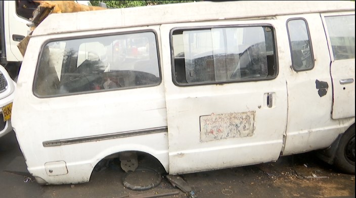 Controles para remover carros abandonados