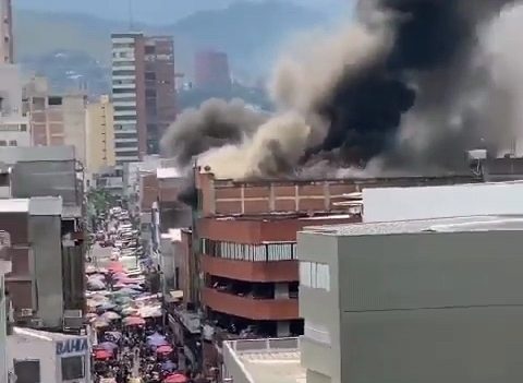 [Video]: Incendio en Cali consume las bodegas de un centro comercial