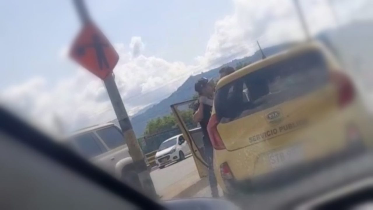 [Video] Dos conductores se agarraron a golpes en las calles de Medellín 