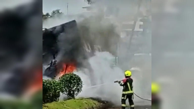 [Video] ¡Muy fuerte! Camión se estrelló con otro y una cámara lo grabó mientras ardía en llamas